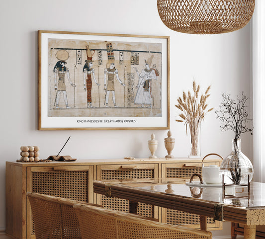 Un panier avec diverses fleurs sauvages