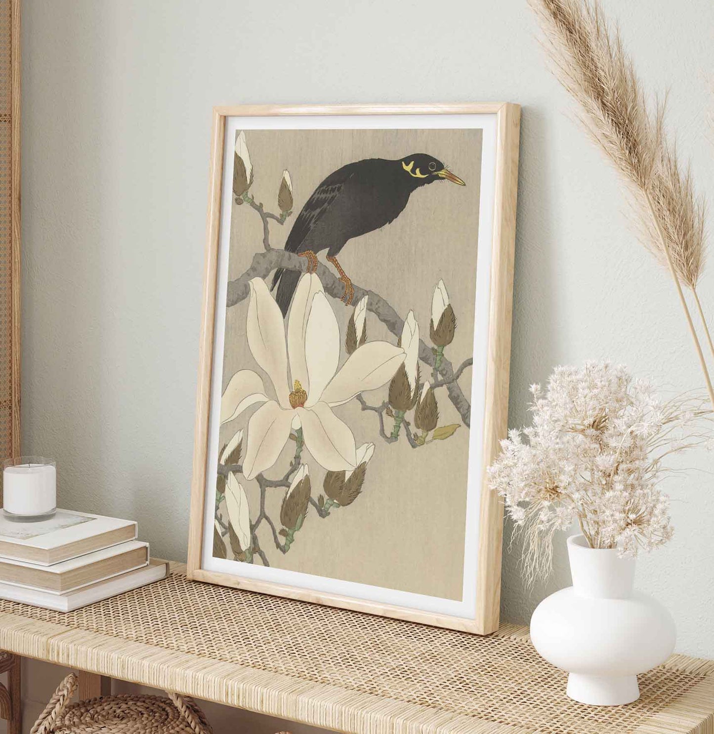 Mainate sur une branche de magnolia en fleurs – Reproduction d’estampe d’Ohara Koson